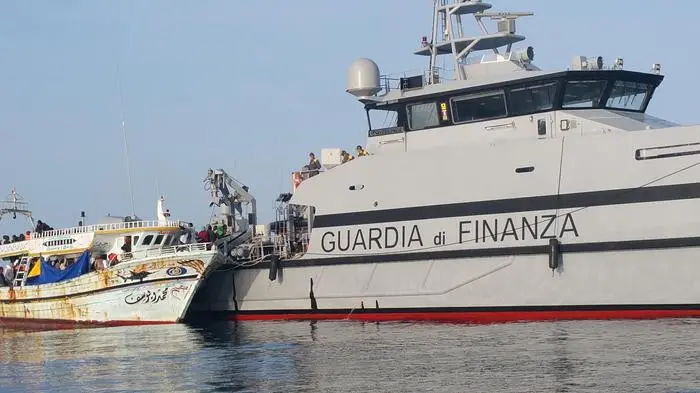 Il barcone con a bordo 217 migranti, di cui 38 donne, intercettato dal pattugliatore Monte Sperone della Guardia di Finanza, 130 miglia a sud est di Capo Passero, 27 maggio 2016. Secondo il racconto degli stessi migranti salvati, il peschereccio era partito dal porto di Alessandria d\\'Egitto sette giorni fa. I migranti provengono da Eritrea, Etiopia, Egitto, Sudan, Somalia e sono stati trasferiti a bordo del pattugliatore della Gdf. ANSA/ GDF +++ ANSA PROVIDES ACCESS TO THIS HANDOUT PHOTO TO BE USED SOLELY TO ILLUSTRATE NEWS REPORTING OR COMMENTARY ON THE FACTS OR EVENTS DEPICTED IN THIS IMAGE; NO ARCHIVING; NO LICENSING +++ , ANSA