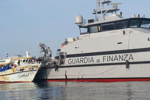 Il barcone con a bordo 217 migranti, di cui 38 donne, intercettato dal pattugliatore Monte Sperone della Guardia di Finanza, 130 miglia a sud est di Capo Passero, 27 maggio 2016. Secondo il racconto degli stessi migranti salvati, il peschereccio era partito dal porto di Alessandria d\\'Egitto sette giorni fa. I migranti provengono da Eritrea, Etiopia, Egitto, Sudan, Somalia e sono stati trasferiti a bordo del pattugliatore della Gdf. ANSA/ GDF +++ ANSA PROVIDES ACCESS TO THIS HANDOUT PHOTO TO BE USED SOLELY TO ILLUSTRATE NEWS REPORTING OR COMMENTARY ON THE FACTS OR EVENTS DEPICTED IN THIS IMAGE; NO ARCHIVING; NO LICENSING +++ , ANSA