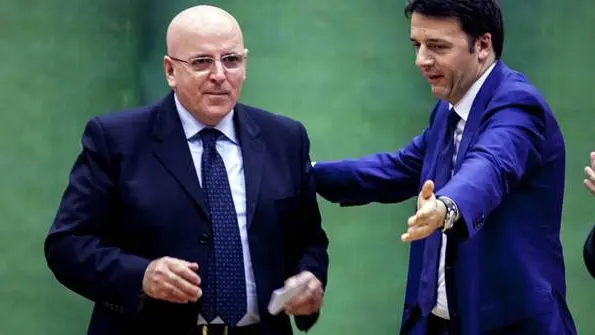 Il presidente del Consiglio, Matteo Renzi (D), a Cosenza per concluder\\u00E0 la campagna elettorale del candidato del centrosinistra alla presidenza della Regione Calabria, Mario Oliverio, 21 novembre 2014. ANSA/FRANCESCO ARENA , ANSA