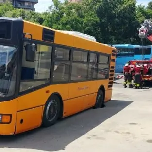 Si apre voragine a Vibo e bus ci sprofonda dentro