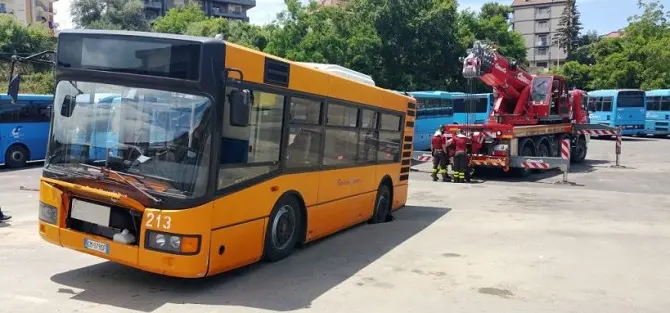 Si apre voragine a Vibo e bus ci sprofonda dentro