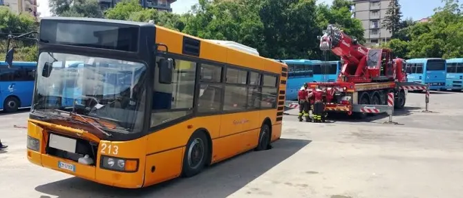 Si apre voragine a Vibo e bus ci sprofonda dentro