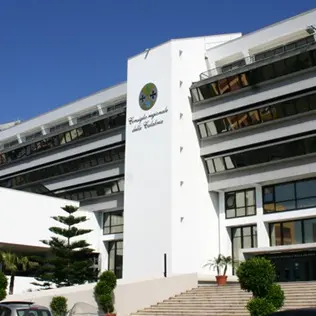 Sciopero dei portuali di Gioia, protesta davanti Palazzo Campanella
