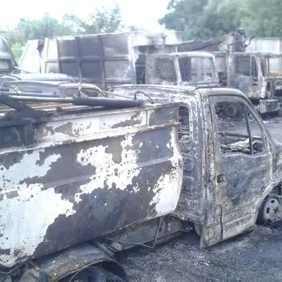 Rosarno, in fiamme nove mezzi per la raccolta rifiuti -VIDEO