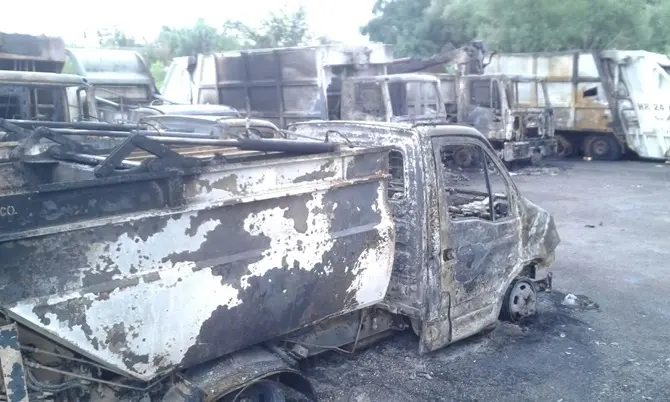 Rosarno, in fiamme nove mezzi per la raccolta rifiuti -VIDEO