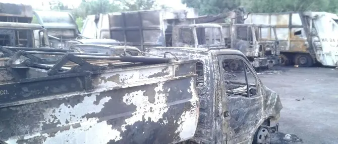 Rosarno, in fiamme nove mezzi per la raccolta rifiuti -VIDEO