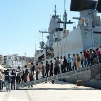 Nuovo sbarco a Reggio Calabria, approdata al porto nave con 745 migranti