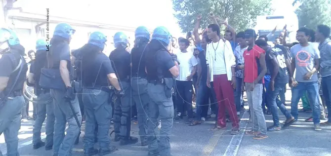 Rivolta dei migranti a Crotone FOTO-VIDEO