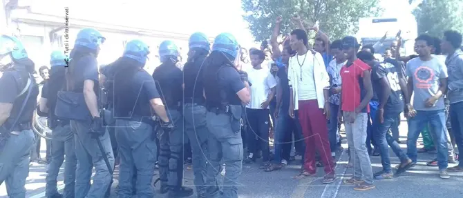 Rivolta dei migranti a Crotone FOTO-VIDEO