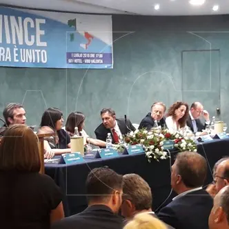 Fi guarda al centro e consegna le chiavi del partito agli Occhiuto