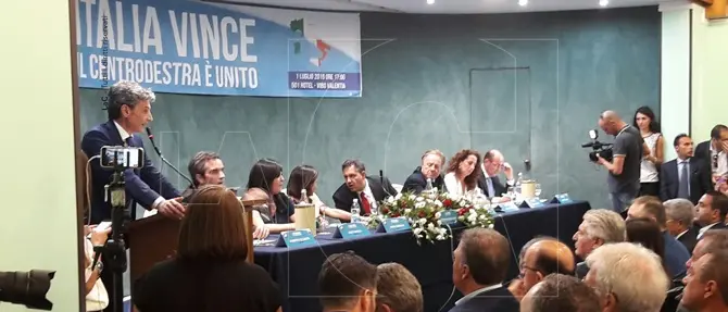 Fi guarda al centro e consegna le chiavi del partito agli Occhiuto