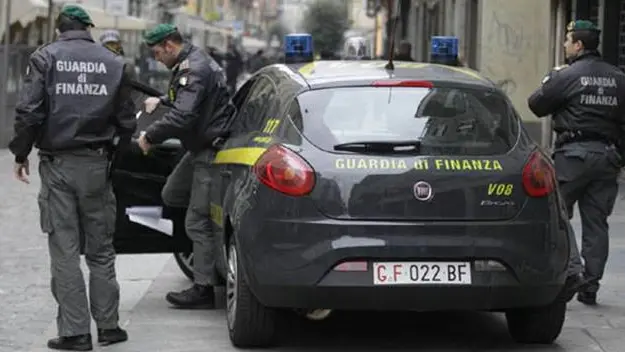 LaPresse29-01-2012 Milano, ItaliacronacaMilano, controlli della Guardia di FinanzaNella foto: la Guardia di Finanza effettua controlli nelle vie dello shopping , lapresse