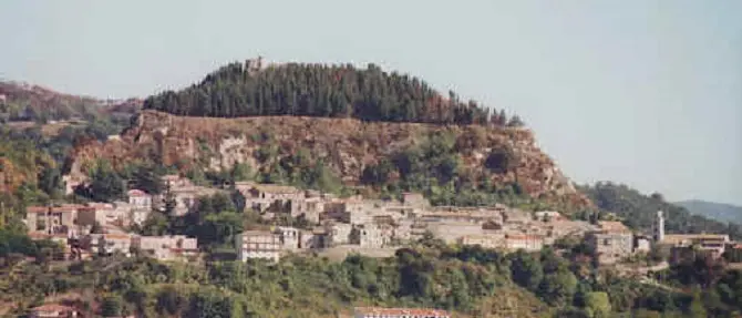 Aiello Calabro, tagliati pneumatici mezzi di proprietà comunale