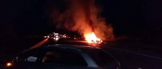 L’auto si incendia dopo incidente: muore 22enne a Cassano - VIDEO