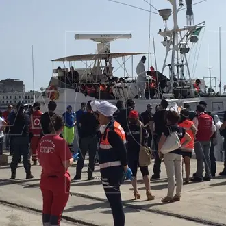 977 migranti giunti a Reggio. A bordo anche una neonata