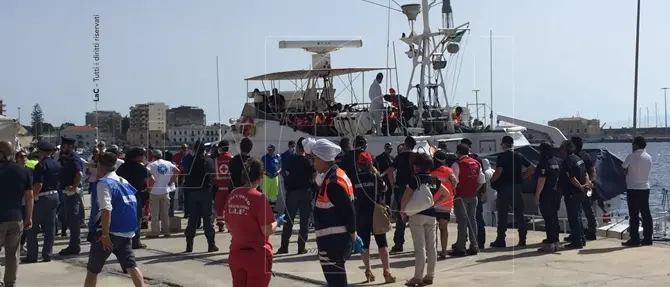977 migranti giunti a Reggio. A bordo anche una neonata