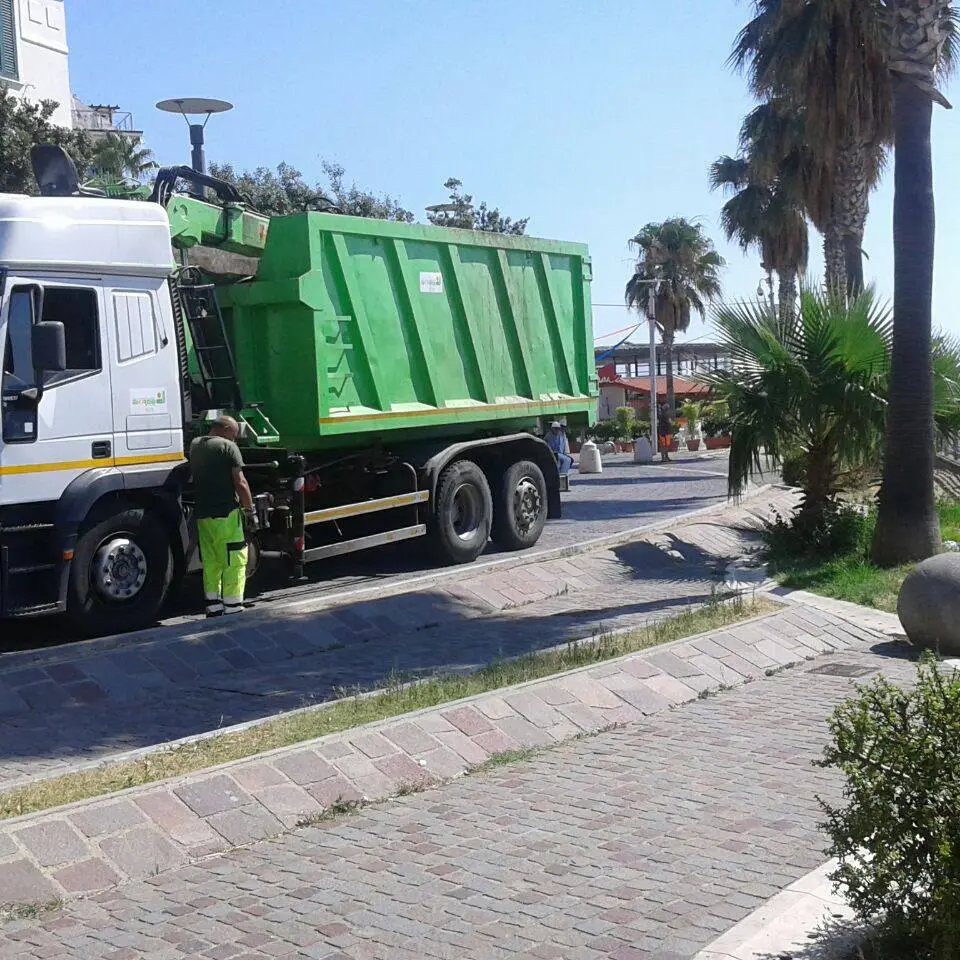 Crotone: mezzi del Comune in azione sul lungomare