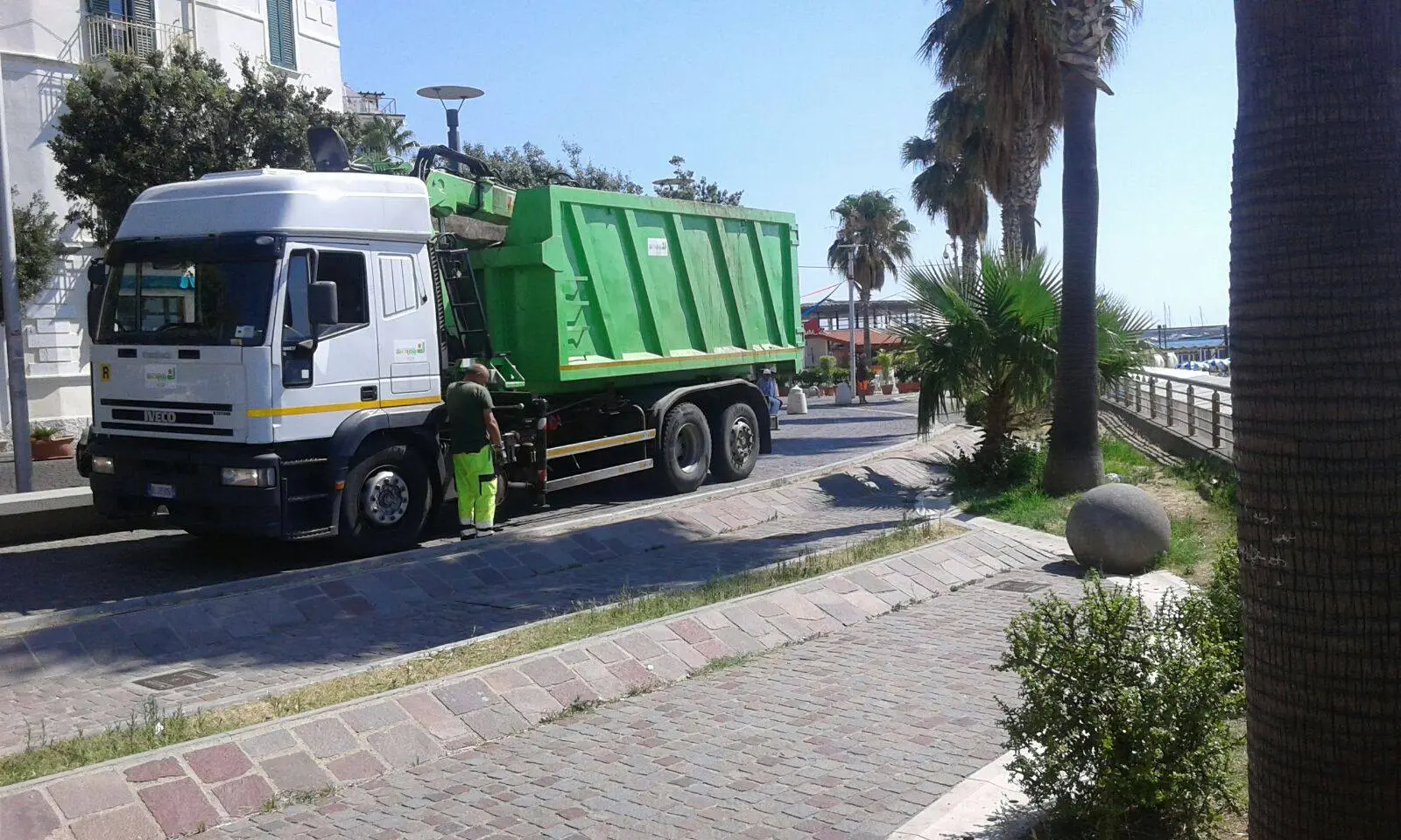 Crotone: mezzi del Comune in azione sul lungomare