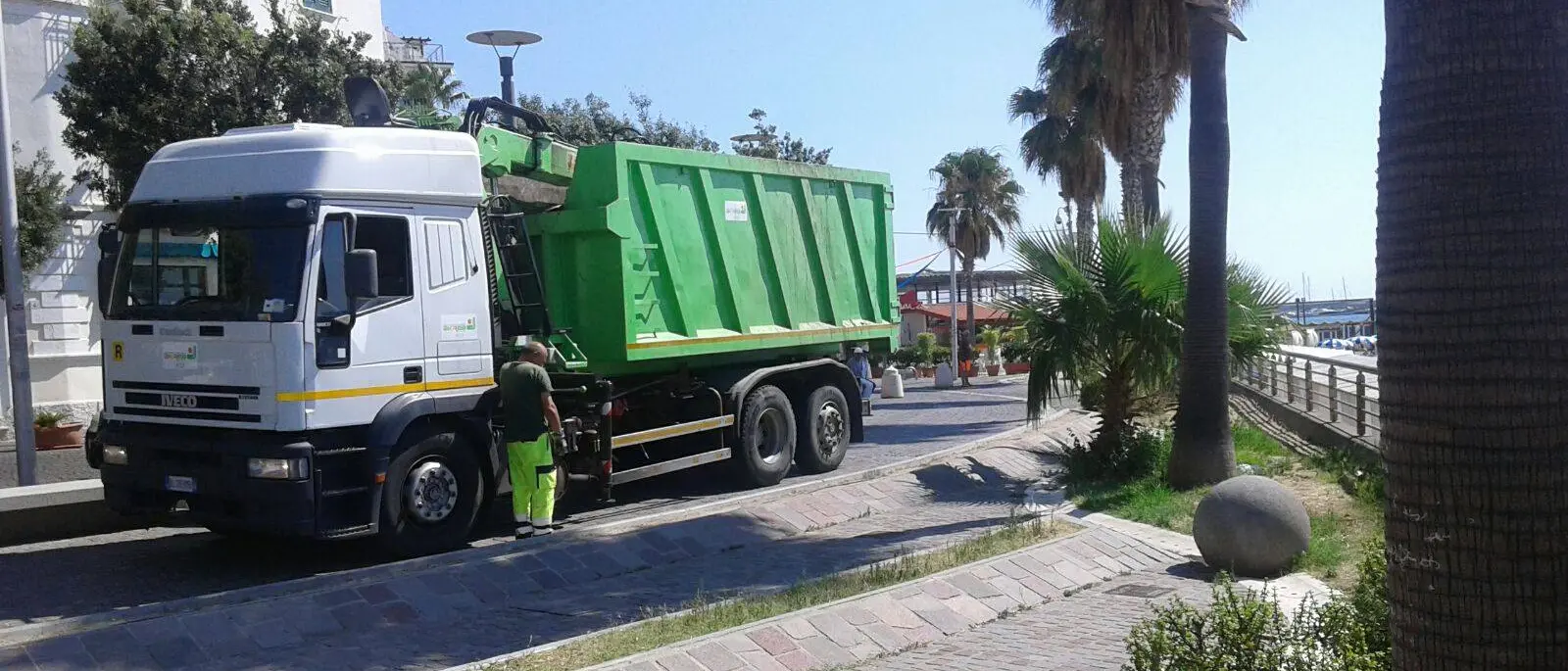 Crotone: mezzi del Comune in azione sul lungomare