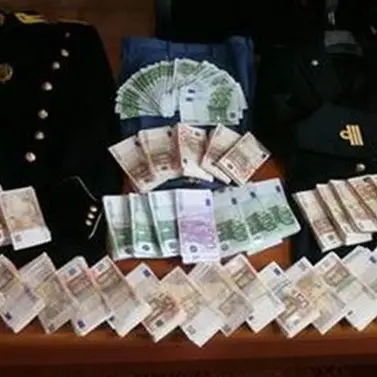 In un garage divise della Guardia di Finanza e 270mila euro: una denuncia nel reggino
