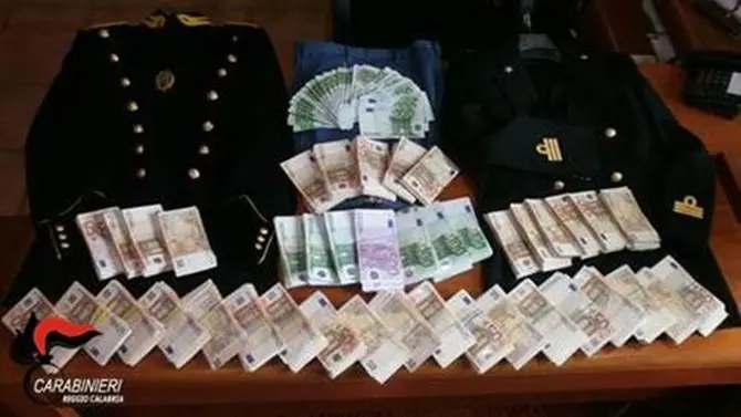 In un garage divise della Guardia di Finanza e 270mila euro: una denuncia nel reggino