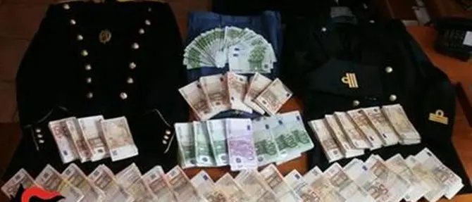 In un garage divise della Guardia di Finanza e 270mila euro: una denuncia nel reggino