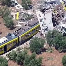 Scontro treni in Puglia: 27 morti, 50 i feriti