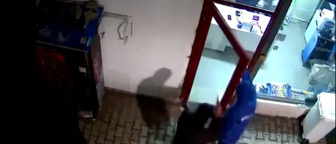 Incastrati dal Dna e da un’impronta digitale: arrestati due rapinatori - VIDEO