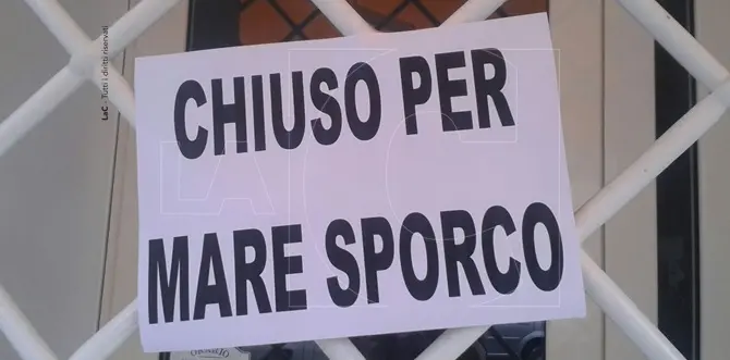 Mare sporco, i commercianti e i cittadini di Nicotera occupano il Comune FOTO-VIDEO