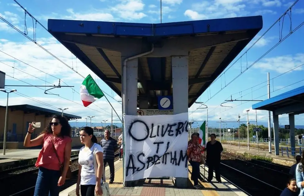 I commercianti di Nicotera occupano la stazione ferroviaria di Rosarno