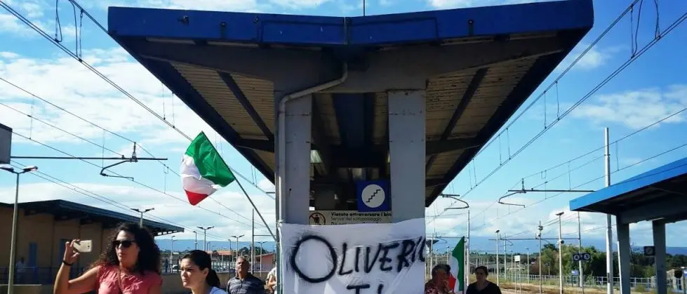 I commercianti di Nicotera occupano la stazione ferroviaria di Rosarno