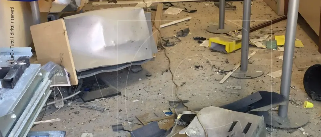Esplosione distrugge ufficio postale a Reggio - FOTO