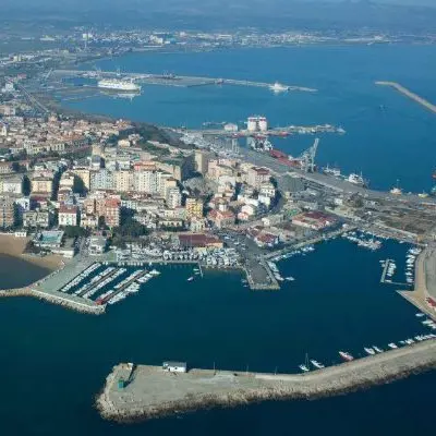 A Crotone sbarcati 378 migranti soccorsi nel Canale di Sicilia