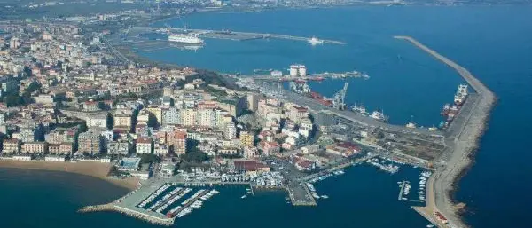 A Crotone sbarcati 378 migranti soccorsi nel Canale di Sicilia