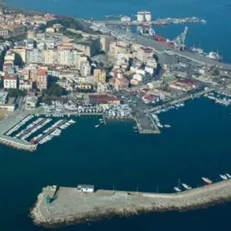 Cadavere nel porto di Crotone: si ipotizza suicidio