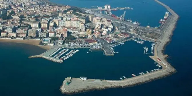 Cadavere nel porto di Crotone: si ipotizza suicidio