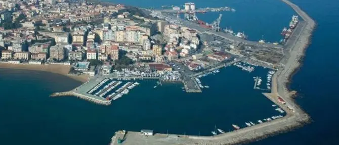 Cadavere nel porto di Crotone: si ipotizza suicidio