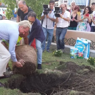 Catanzaro, Modine regala e pianta alberi alla città