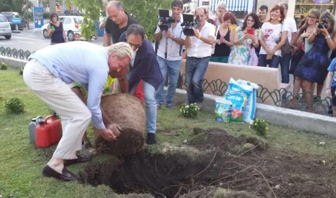 Catanzaro, Modine regala e pianta alberi alla città