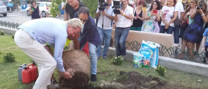 Catanzaro, Modine regala e pianta alberi alla città