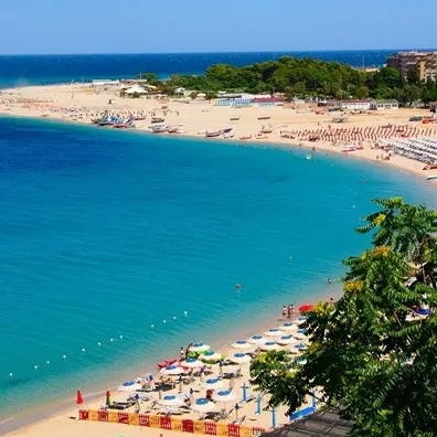 In spiaggia riaffiorano reperti