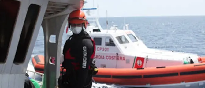 Gommone bloccato al largo per il maltempo, tre diportisti salvati dalla Guardia costiera
