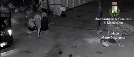 Lasciano rifiuti per strada e il sindaco mette il video su Facebook