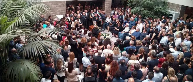 Lamezia Terme, migliaia di persone per l'ultimo saluto a Francesco Pagliuso