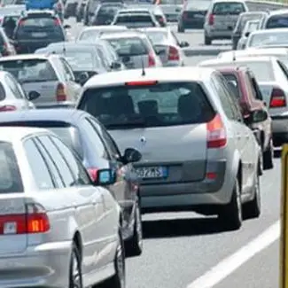 «Traffico moderato ma costante», oltre 50 ore l’anno trascorse in coda dai reggini sempre più dipendenti dall'auto privata\n