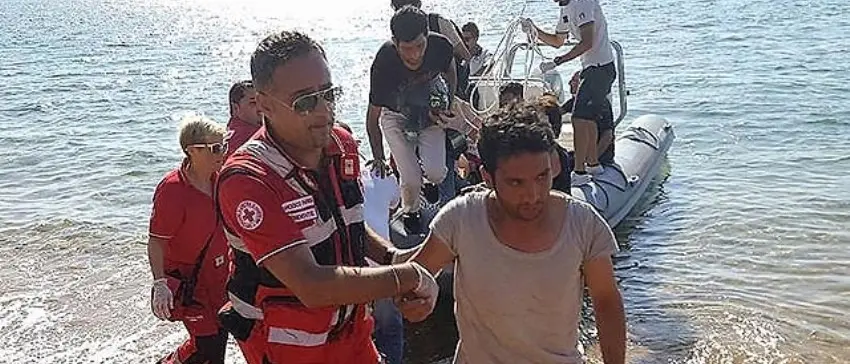 Isola Capo Rizzuto, sbarco di profughi tra i bagnanti