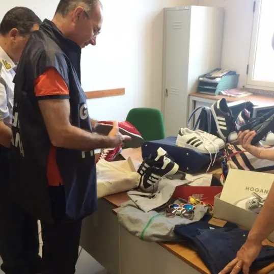 Capi di marca contraffatti, maxi-sequestro a Rossano