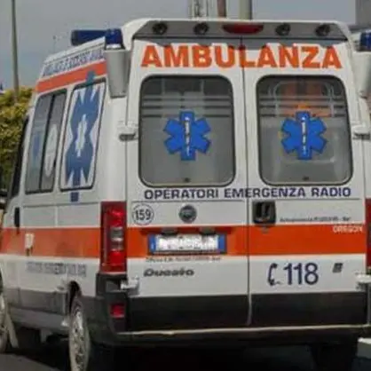 Sbatte contro un muro, 57enne rimane schiacciato tra il mezzo e lo sportello