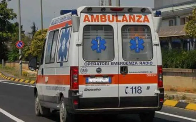 Sbatte contro un muro, 57enne rimane schiacciato tra il mezzo e lo sportello