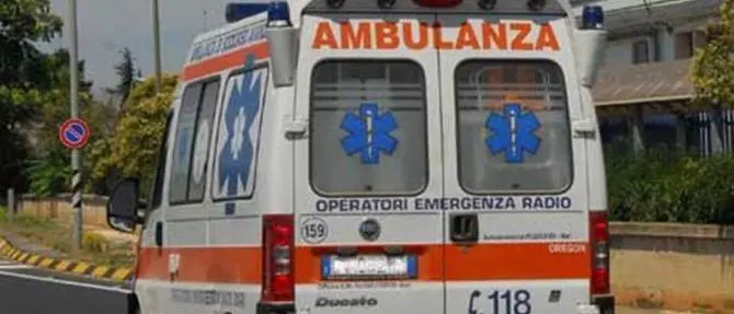 Sbatte contro un muro, 57enne rimane schiacciato tra il mezzo e lo sportello